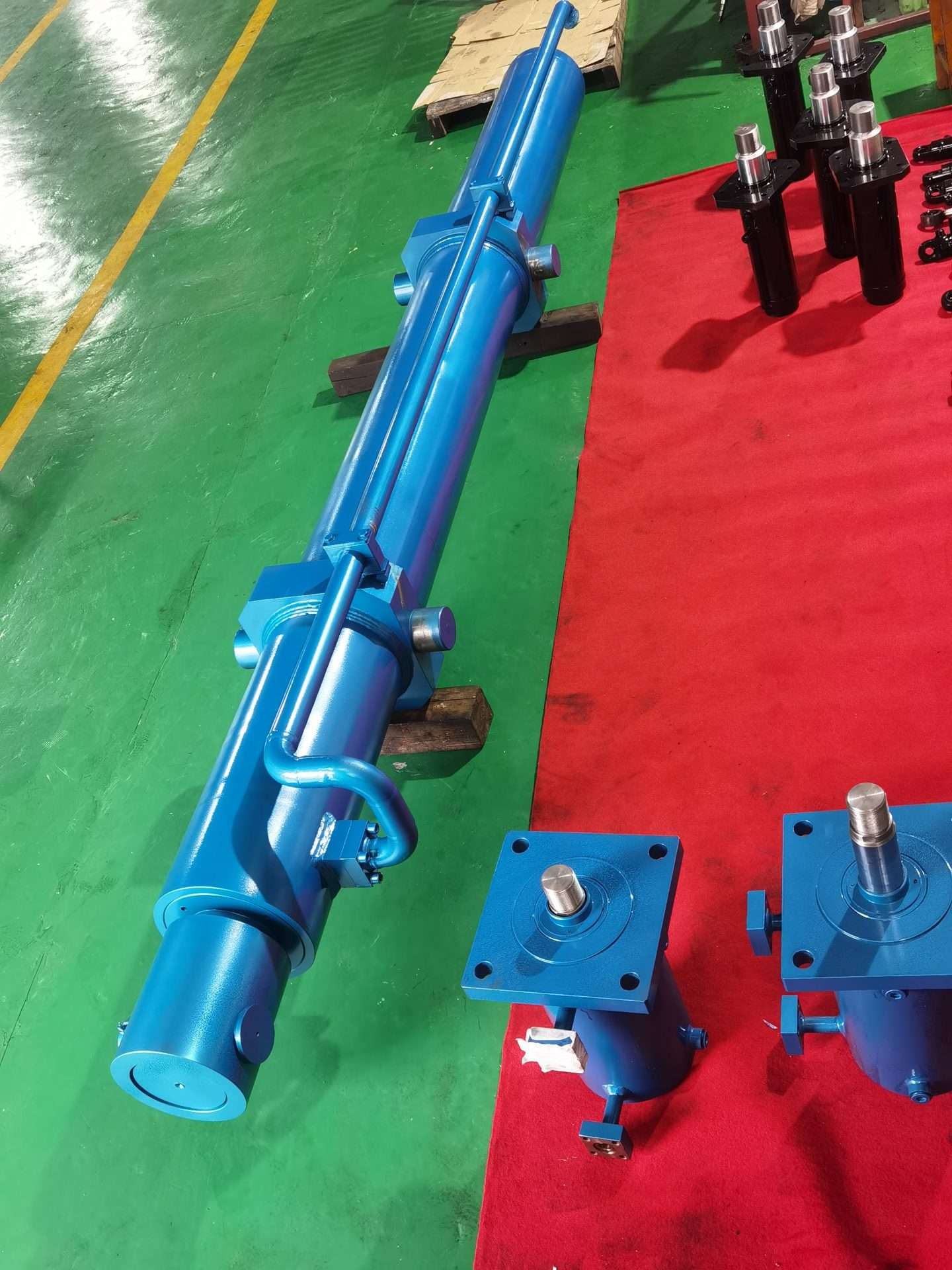 Mill type hydraulic cylinder for heavy-duty engineering applications in harsh environments